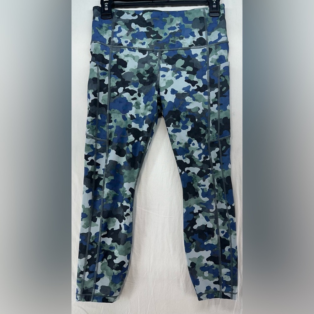 Athleta Women’s Ultimate Stash II Pocket Capri 7/8 Tights Size M Green Blue Camo